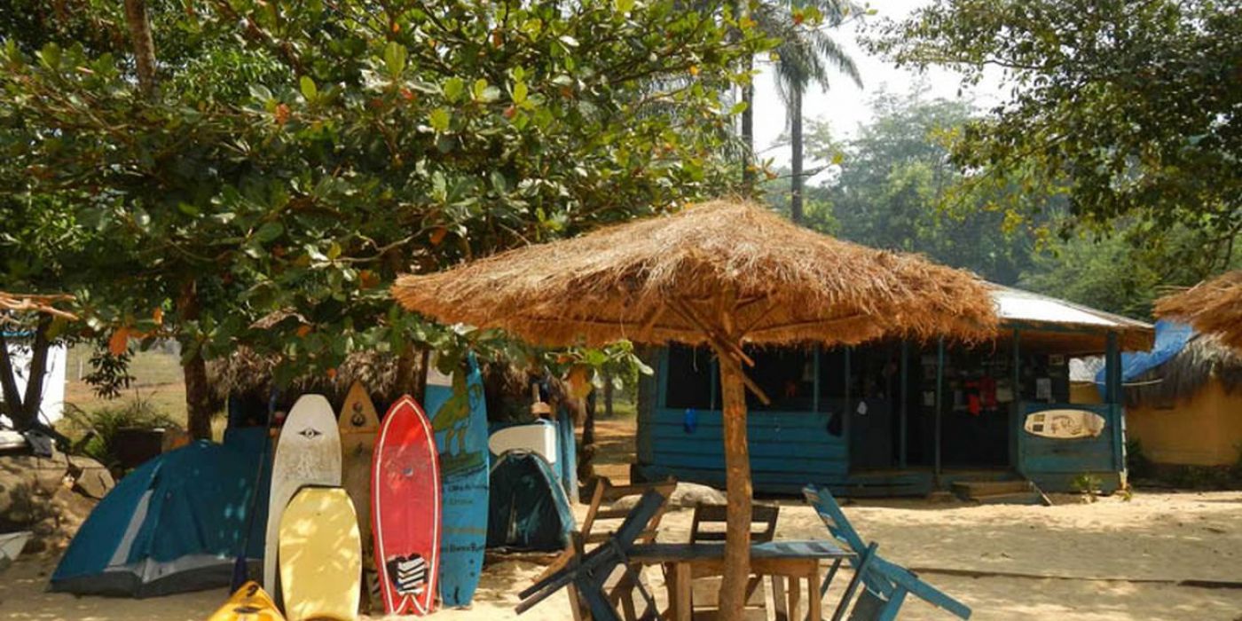 Bureh Beach, surf club sulla spiaggia